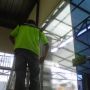 proses pemasangan kaca film untuk gedung